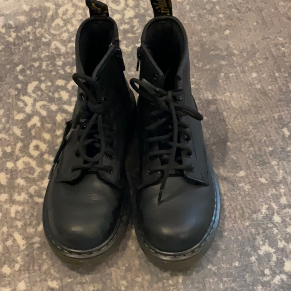 DR MARTENS KIDS SHOES SIZE 2 - Picture 4 of 12